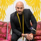 El diseñador Sergi Regal posa para Juan Sánchez en su taller de Carretera de Granada