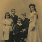 Antonio Abellán junto a familiares en una fotografía realizada en Madrid. Foto: Miguel Ángel Alonso.