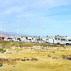 Imagen de las autocaravanas este miércoles en Calle Santa Marta de Roquetas de Mar. (Fotografía: Vïctor Navarro).