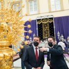 El presidente de la Diputación, Javier A. García, junto al comisario de la muestra, Víctor González Felices.