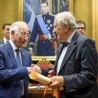 Inocencio Arias, a la derecha, en un homenaje en Diputación en 2018.