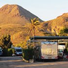 Imagen de autocaravanas en el Camping Los Escullos.