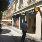Una oficina financiera en el centro de Almería.