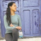 María Fernández posa con su ginebra en un rincón de Níjar.