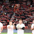 La afición del Almería cantando el himno.