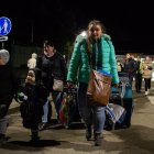 Familias al completo huyen de Ucrania.