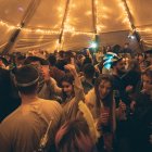 Caracterizados de ‘indios y vaqueros’ los asistentes de la primera edición llenaron el escenario ‘La Tribu’ en el interior de un tipi Sioux.