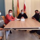 Diego Cruz, concejal de Cultura, junto a José Vélez, director de área de Cultura, y feriantes