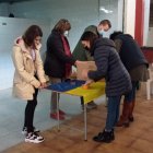 Instalación del puesto solidario en la mañana de este martes.
