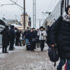 Varias personas se disponen a coger un tren de evacuación que sale desde Kiev.