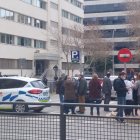 Perímetro de seguridad, con el edificio al fondo.