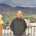 Moisés Gutiérrez con la Sierra de Gádor, en la que casi pierde la vida, de fondo.