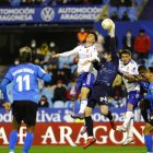 Fernando despejando un córner en la primera mitad del encuentro.