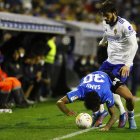 Samú, que parece no ser el mismo de antes, se resbala en La Romareda.