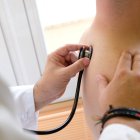 Un médico atiende a un paciente en un hospital andaluz.