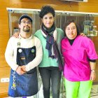 Lola Rodríguez, coordinadora de la Asociación Down Almería junto a Álvaro y Isabel María, dos de los casi 300 socios de la entidad.