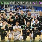 Celebración en la pista después de superar a Manacor.
