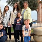 Dariia, María, Tatiana, Nadia y sus respectivos hijos en el bulevar de Vícar. (FOTO: Oriana Marzo)