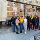 Marta junto a otros voluntarios con el trailer recaudado por los vecinos.