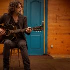 Quique González en una imagen promocional de su último disco, tomada en Cantabria.