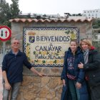 Zhanna y Polina posan junto al cartel de Canjáyar con Kevin.
