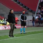 El míster pendiente de los jugadores en la primera mitad.