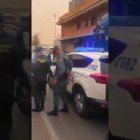 Imagen del vídeo en el que se ve a la Guardia Civil protegiendo al conductor detenido.