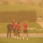 Sadiq se mira el pie antes del entrenamiento.