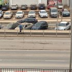 Imágenes y coches cubiertos de barro.