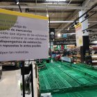 Cartel en el hipermercado Carrefour este jueves ante un expositor de verduras vacío.