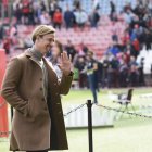 Guti en su etapa como entrenador del Almería saludando a la afición.