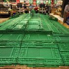 Un expositor de verduras, totalmente vacío en un supermercado de Almería.