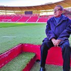 En el banquillo mirando el Estadio de los Juegos Mediterráneos.