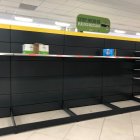 Estanterías de leche prácticamente vacías en un súper de Almería este sábado.