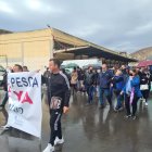 Los pescadores iniciando la marcha desde la Lonja.