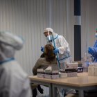 Los positivos no siempre tendrán que guardar cuarentena.