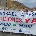 Pancartas en la huelga de pescadores esta semana en Almería.