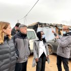 Ángela Rodríguez, a la izquierda, en su visita a un asentamiento en Níjar.