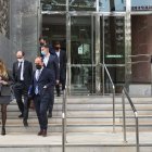 Santi Mina sale de la Audiencia escoltado por sus abogados