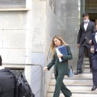 Santi Mina sale del Palacio de Justicia acompañado por sus letrados