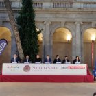 Mesa redonda que se celebra en el Claustro de la Catedral de Almería.
