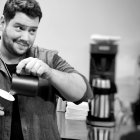 El almeriense José López Lázaro prepara un café en el local del centro de Londres en el que trabaja.