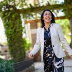 La presidenta del Parlamento de Andalucía posa para el fotógrafo Juan Sánchez en un parque de Almería capital