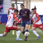 Una jugada del Huesca-Almería.