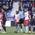 Momento de la expulsión de Sergio Akieme en el minuto 64 de partido.