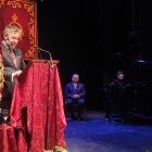 Antonio Salmerón, escoltado por su presentador, José Luis Cantón, y el pianista Daniel Albarrán.