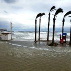 El fuerte viento provocó olas de entre 4 y 6 metros de altura en las costas