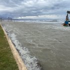 El temporal en el Paseo Marítimo de Roquetas.
