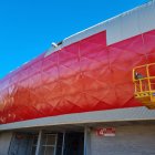 La nueva fachada empieza a lucir el color rojo como quiere la afición.