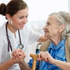 Una médica atiende a una paciente.